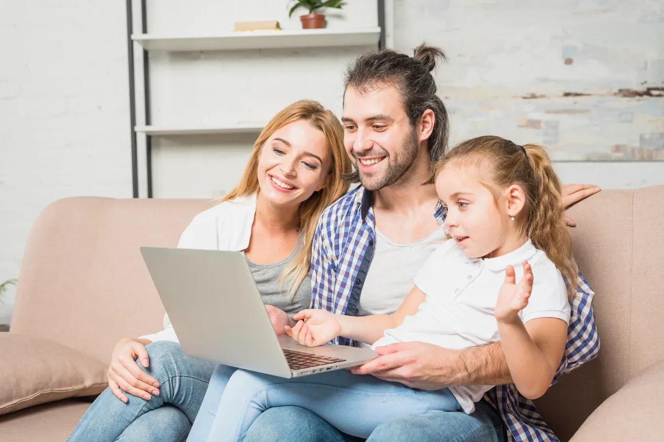 Familia usando internet de forma responsable y segura