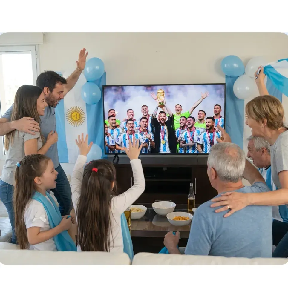 Familia mirando el partido por Sensa TV