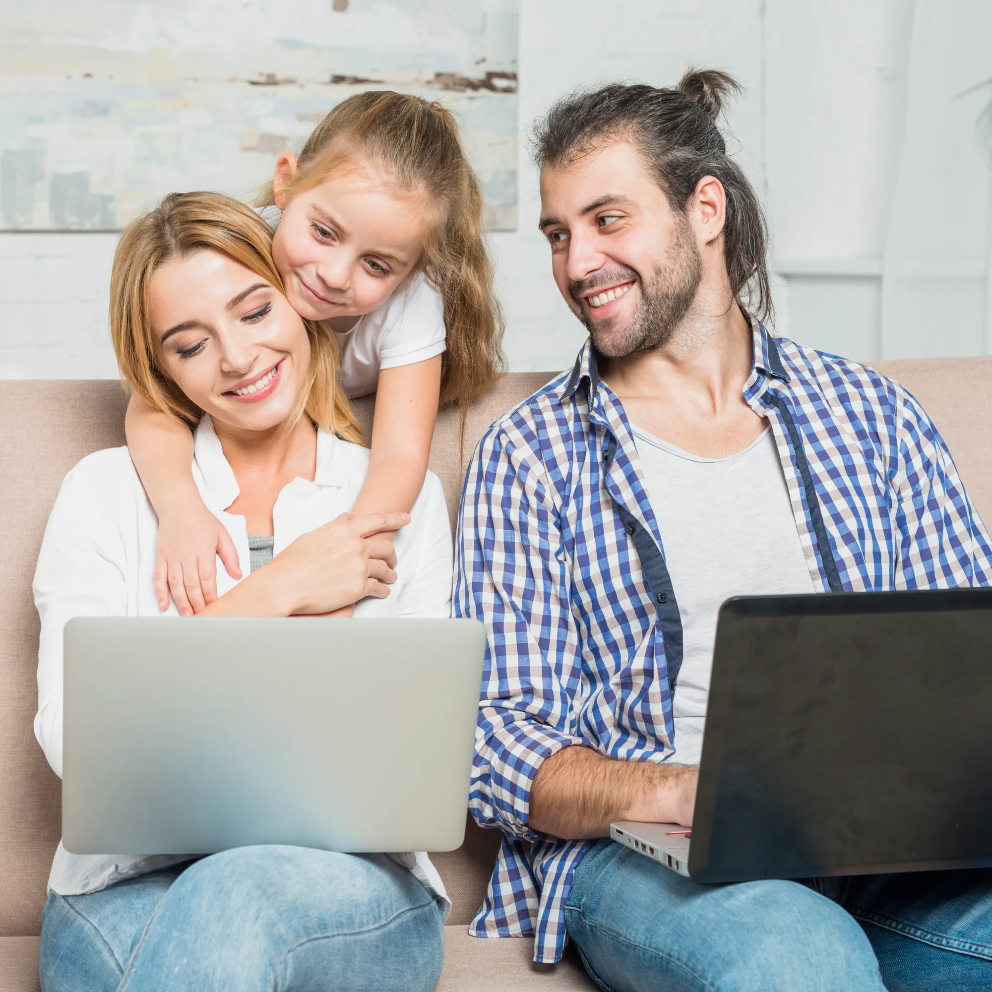 Familia conectada en casa con Telpín