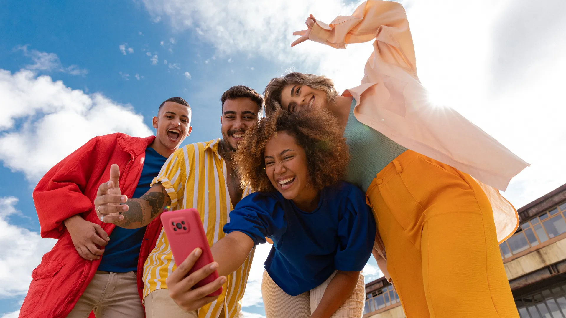 Grupo de jóvenes disfrutando del internet de Telpín